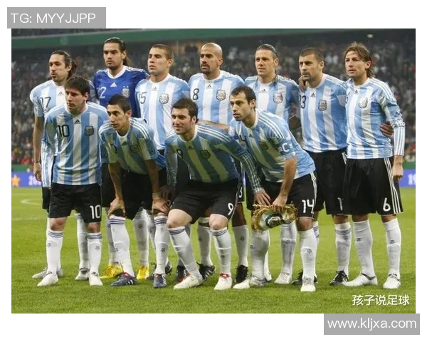 足球巨星化身街头老者挑战年轻球迷引发热议与欢笑 足球巨星化身街头老者挑战年轻球迷引发热议与欢笑