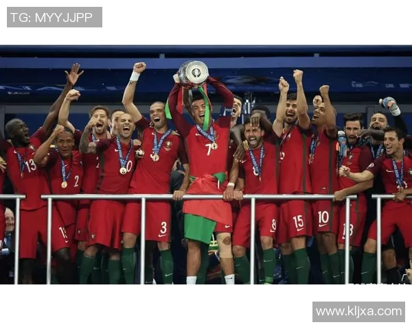 足球明星C罗精彩直播回顾与互动分享,球迷热情高涨共庆足球盛宴 足球明星C罗精彩直播回顾与互动分享,球迷热情高涨共庆足球盛宴