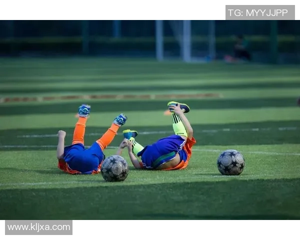 足球明星球星背包的时尚魅力与运动精神完美结合的探索之旅 足球明星球星背包的时尚魅力与运动精神完美结合的探索之旅