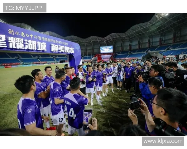 足球明星超清合照展现球场风采与团队精神的完美瞬间 足球明星超清合照展现球场风采与团队精神的完美瞬间