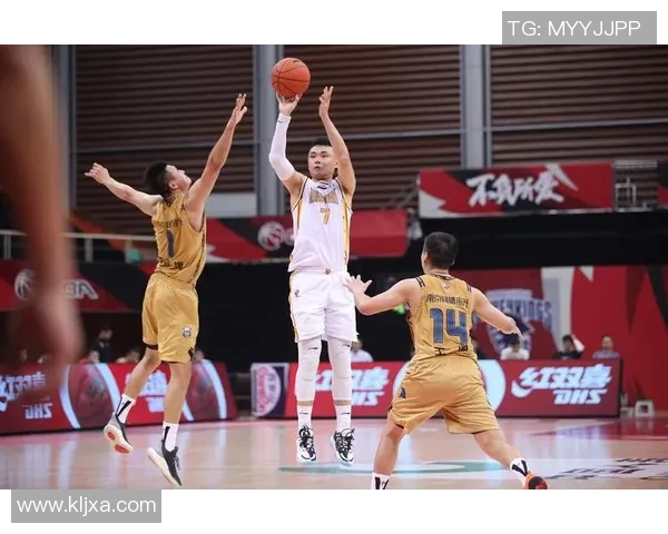 重庆篮球队在挑战赛中的力量表现与战术分析全面点评 重庆篮球队在挑战赛中的力量表现与战术分析全面点评